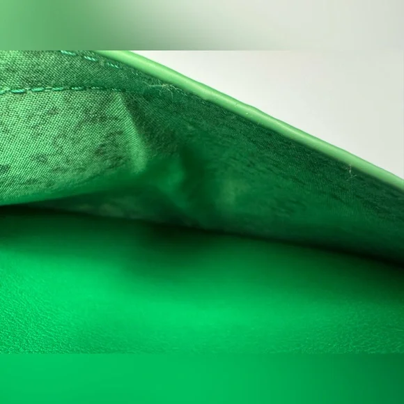 Seven Hills Faux Leather Kelly Green Circle Bag Sporty Crossbody Strap - Picture 4 of 14